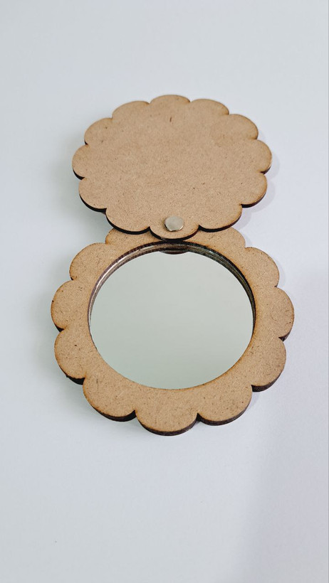 آینه جیبی (کیفی)گُلی در دار چوبی